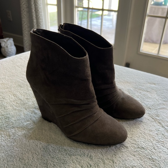 BCBG BCBGeneration Ankle Boot Gray Platform Suede Heels Size 8.5 Fall - Picture 3 of 8